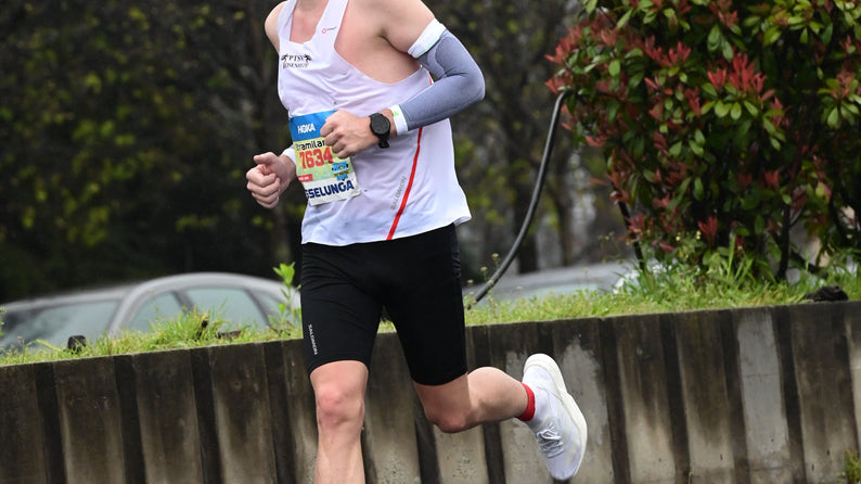 Marathonläufer auf der Strecke – Belastung und Regeneration nach 42 km Wettkampf.