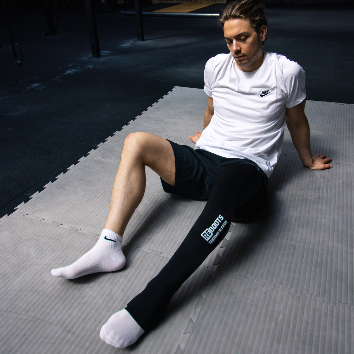 Reboots: Person in weißem T-Shirt mit doppelten Thermo-Ärmeln, Thermobeinen, Kälte- und Wärmetherapie für Ihre Genesung.
