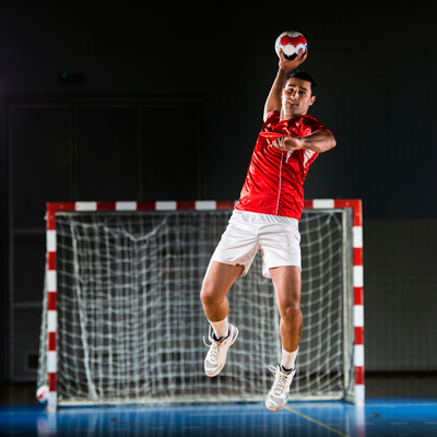 Reboots: Handballspieler vor Tor