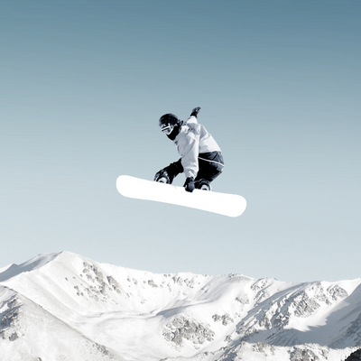 Reboots: Fokusaufnahme von snowboarder in der Luft