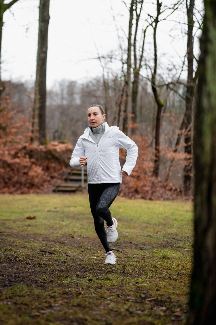Anne Haug läuft wald