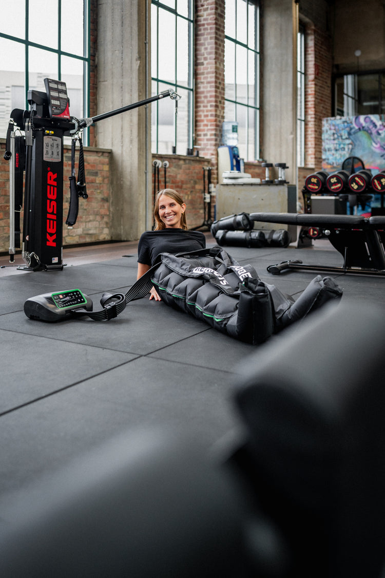 Lächelndes Mädchen in einem Fitnessstudio, das die One Reboots anwendet.