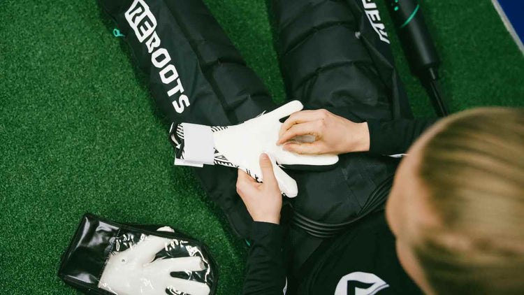 Reboots: Fußballtorwart mit Handschuhen und Erholung durch Drucktherapie Reboots