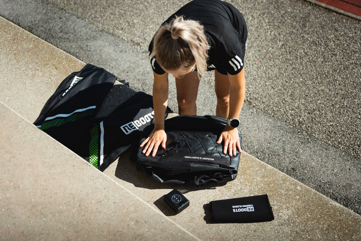 Reboots: Frau mit Go X Backpack und Thermo Sleeve