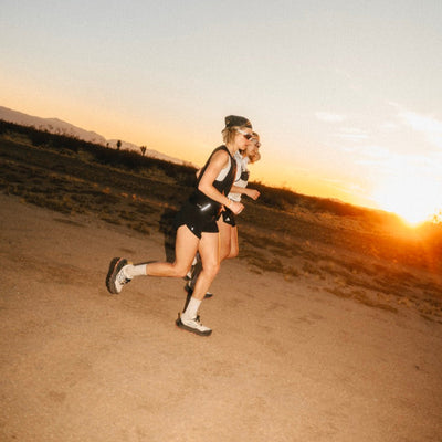 Reboots: 2 Läuferinnen joggen in Wüste