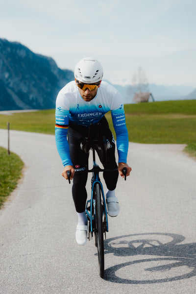 Reboots: Rennradfahrer auf Bergstraße