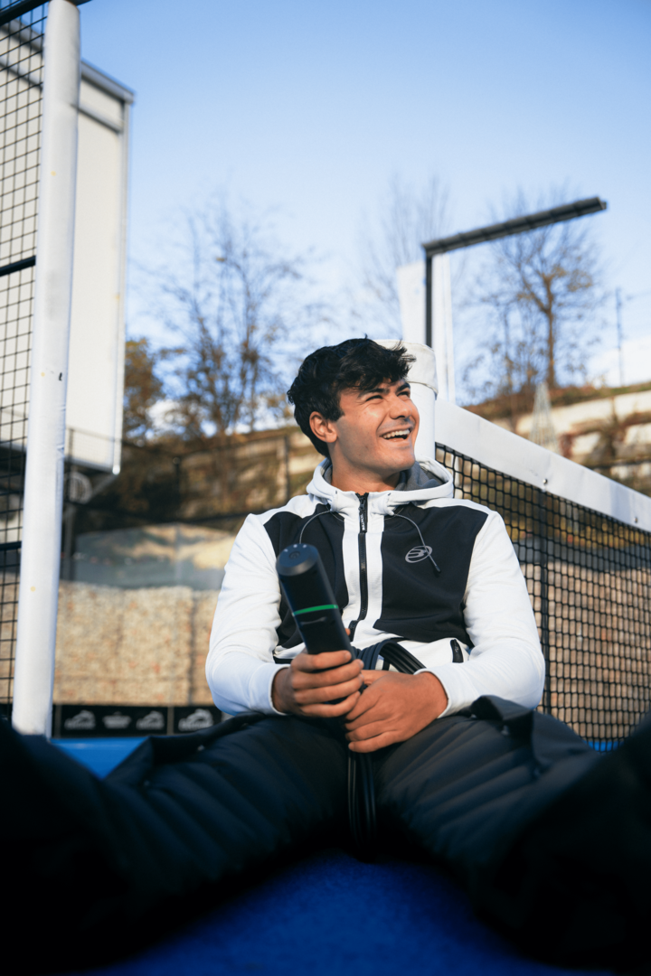 Reboots: Pablo Cardona lachend auf Boden mit Reboots Pants