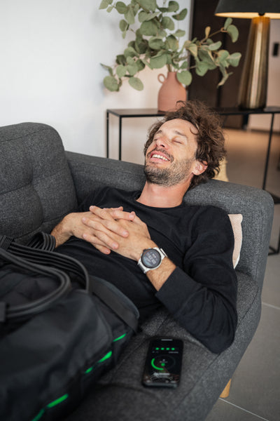Mann liegt auf Sofa mit Reboots-Drucktherapie