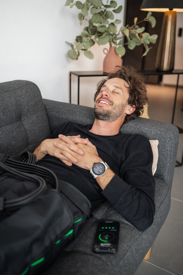 Mann liegt auf Sofa mit Reboots-Drucktherapie