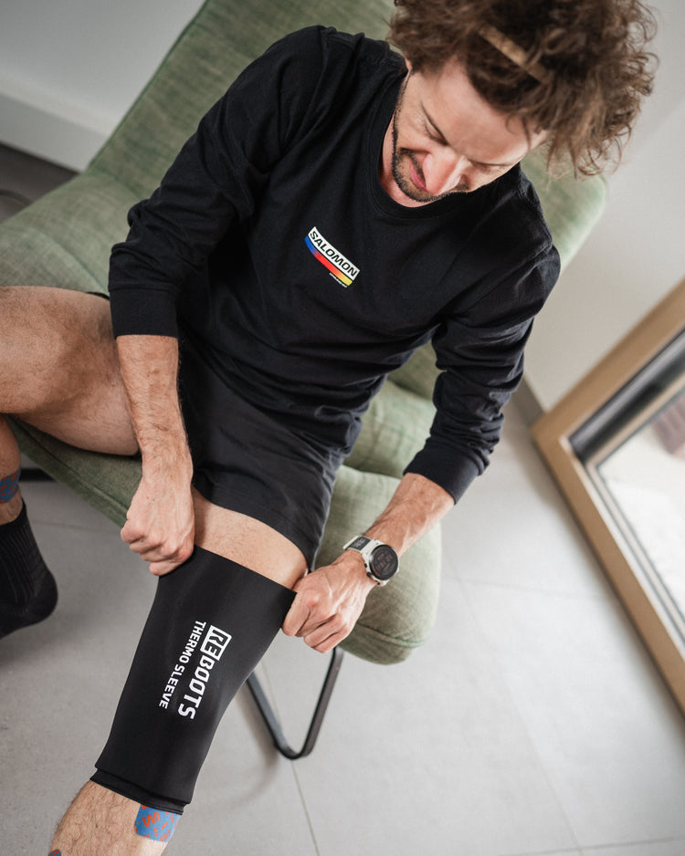 Reboots: Nahaufnahme mann mit Thermosleeve an Bein