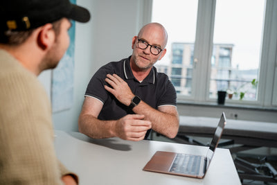 Reboots: Physiotherapeut führt Beratungsgespräch mit Patient