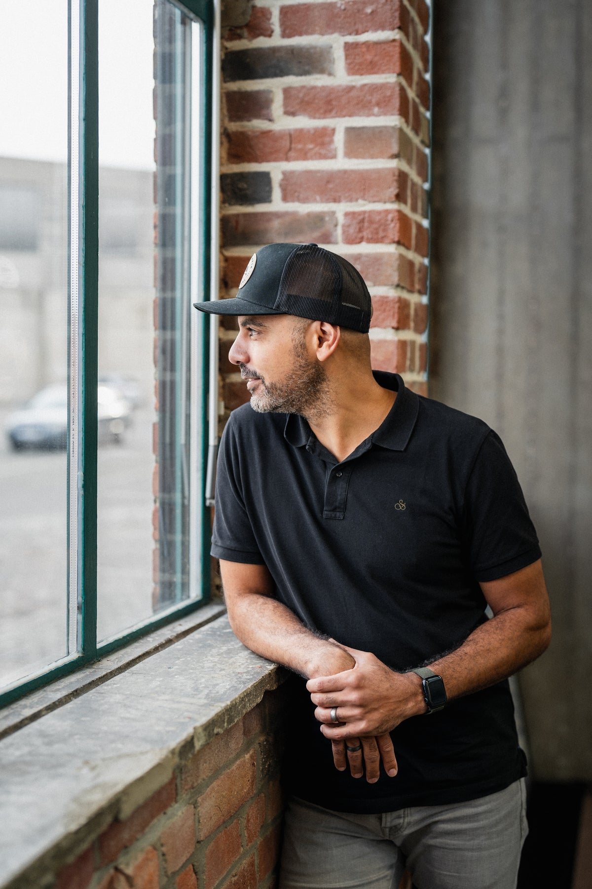 Reboots: Mann sieht nachdenklich aus Fenster