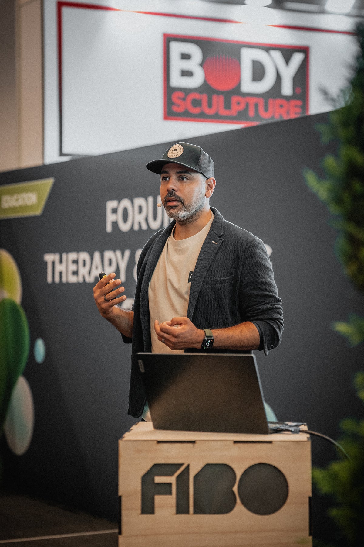 Reboots: Mann auf Fibo hält Vortrag