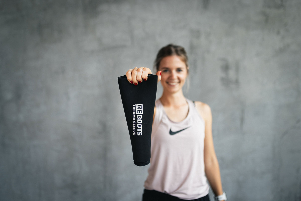 Reboots: Frau hält Thermo Sleeves in Hand