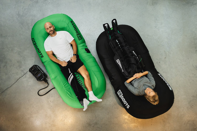 Zwei Sportler:innen nutzen Reboots Recovery Seats und Kompressionssysteme zur aktiven Regeneration nach dem Training.