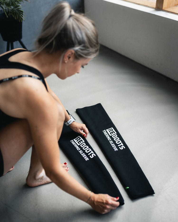 Reboots: Frau breitet Thermosleeves auf Boden aus