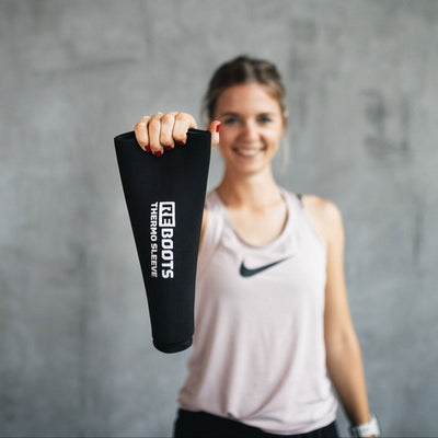 Reboots: Frau hält Thermosleeve vor Kamera