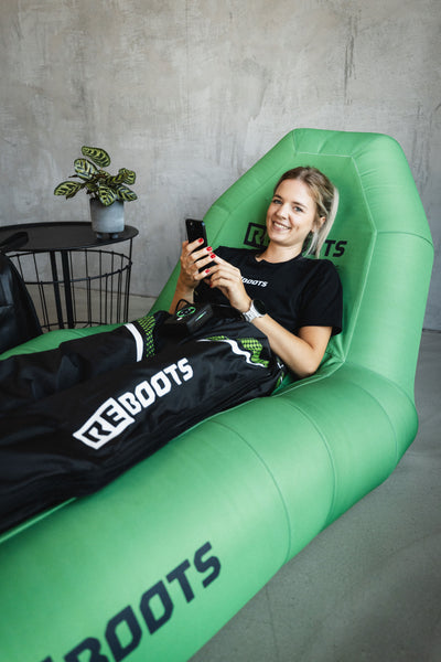 Mädchen sitzt auf grünem Sofa und nutzt Reboots