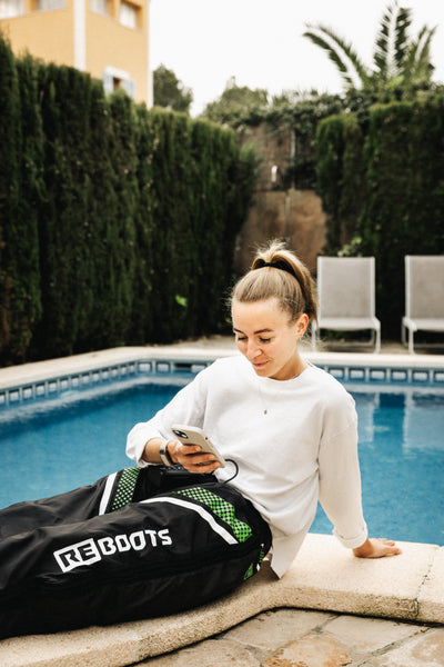 Reboots: Frau am Pool liegend mit Reboots Pants an den Beinen