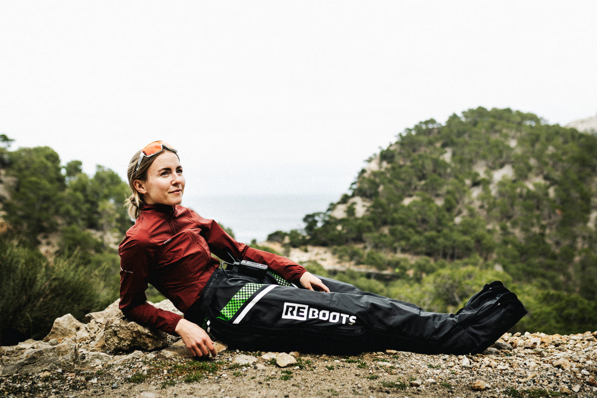 Reboots: Sportlerin mit Reboots Pants an Küste Mallorcas