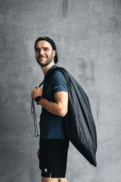 Reboots: Mann mit Backpack Reboots über den Schultern