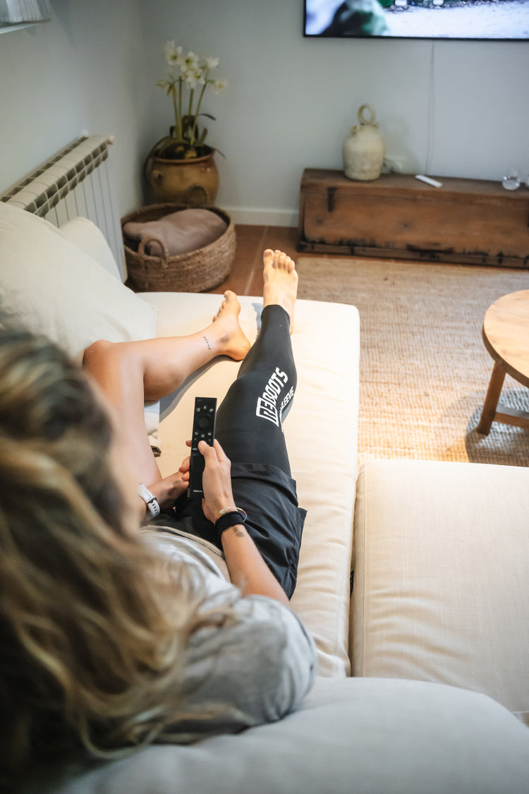 Sheila liegt auf dem Sofa Thermo Sleeves
