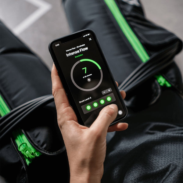 Reboots: Person mit einem Mobiltelefon in der Hand, die die Reboots-Wiederherstellungs-App verwendet.
