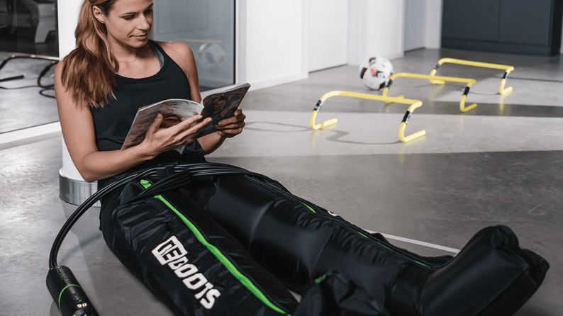 Athletin nutzt Reboots Recovery Boots zur Regeneration nach dem Training – effektive Kompressionsmassage für schnelle Muskelentspannung und bessere Erholung.