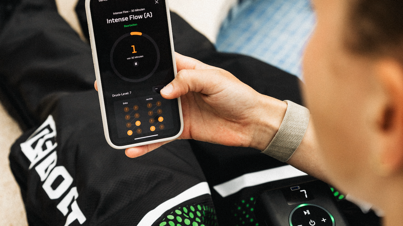 Athletin nutzt Reboots Recovery Boots mit Smartphone-App zur Steuerung der Kompressionstherapie nach dem Training