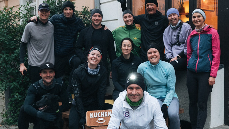 Läufergruppenfoto nach einem Lauf in der Kälte.