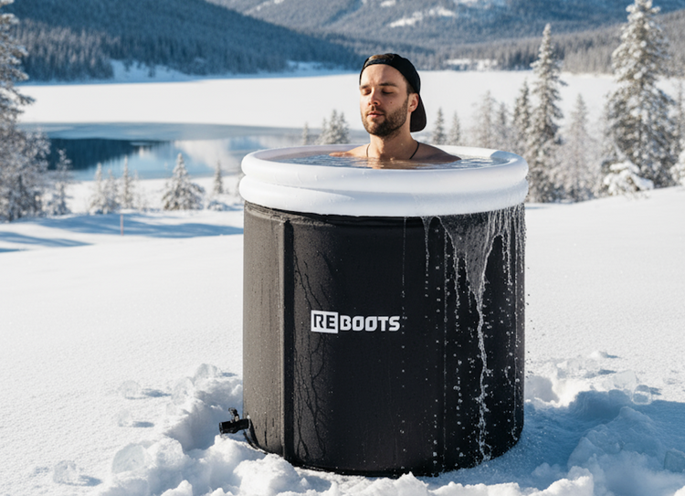 Kältetherapie im Schnee mit Reboots Ice Tub – Athlet beim Eisbad zur Regeneration in winterlicher Berglandschaft