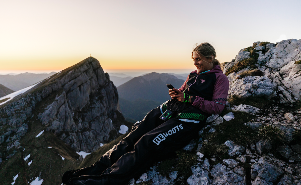 Reboots Go X Kompressionsmassage für Beine – mobile Regeneration nach dem Training in den Bergen bei beeindruckender Naturkulisse im Freien