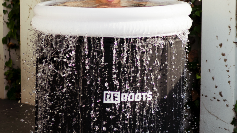 Sportler im Reboots Ice Tub beim Eisbaden – Kältetherapie zur Muskelregeneration und schnelleren Erholung nach intensivem Training.