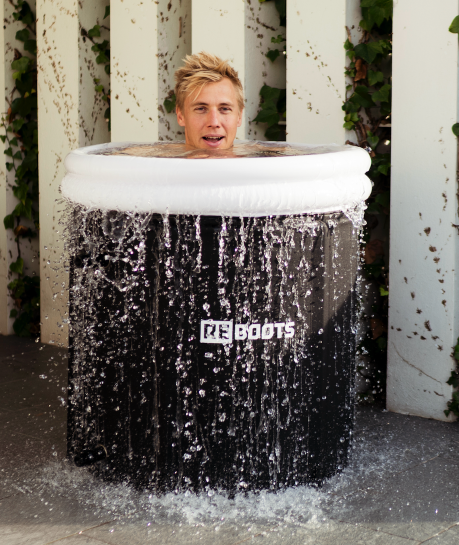 Sportler im Reboots Ice Tub beim Eisbaden – Kältetherapie zur Muskelregeneration und schnelleren Erholung nach intensivem Training.