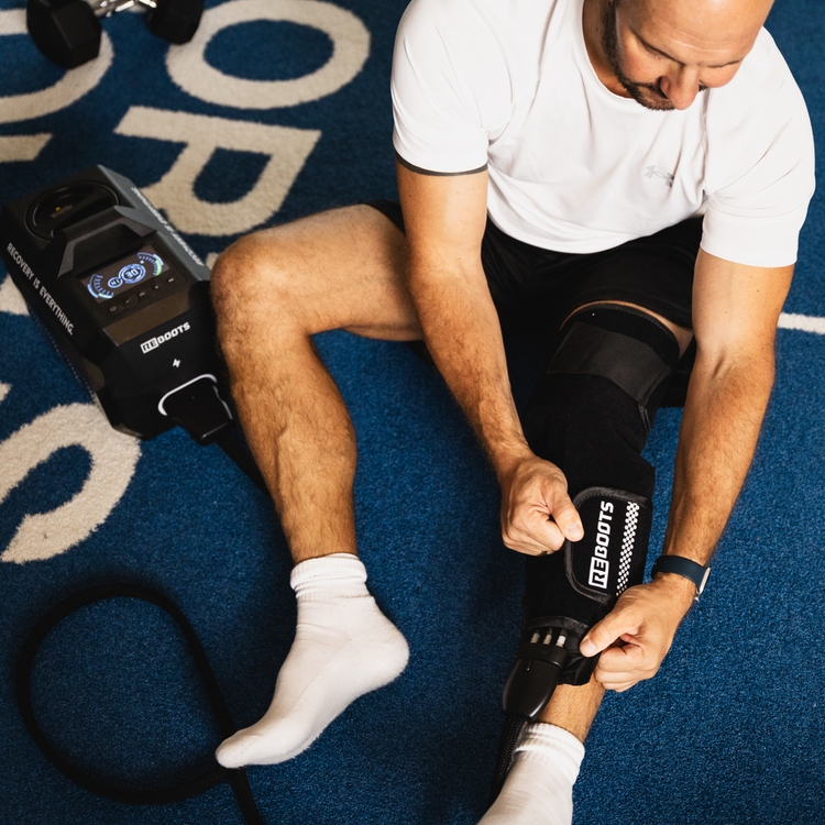 Sportler legt Reboots Cryo One Manschette am Knie an – gezielte Kältetherapie zur Regeneration und Schmerzlinderung mit Reboots Recovery.