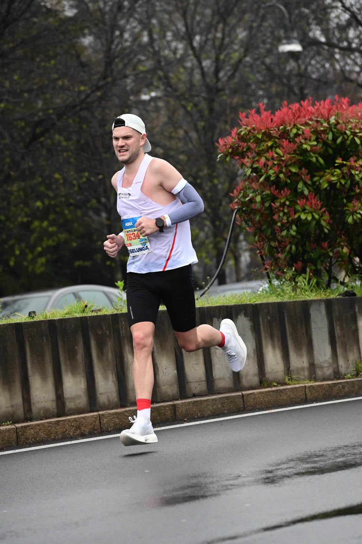 Marathonläufer auf der Strecke – Belastung und Regeneration nach 42 km Wettkampf.