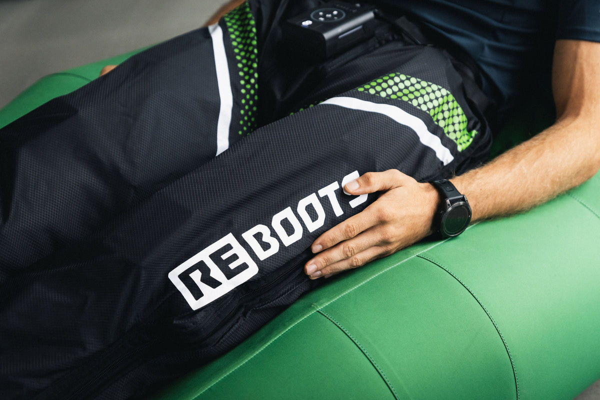 Sportler nutzt Reboots Regenerationshose zur Muskelentspannung und Erholung nach dem Training.