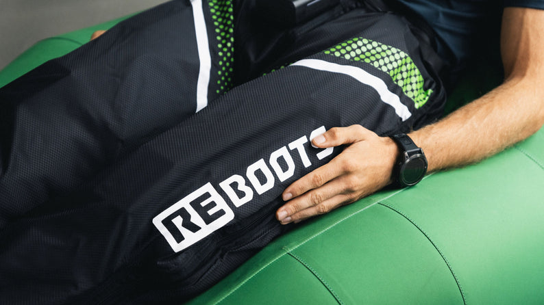 Sportler nutzt Reboots Regenerationshose zur Muskelentspannung und Erholung nach dem Training.