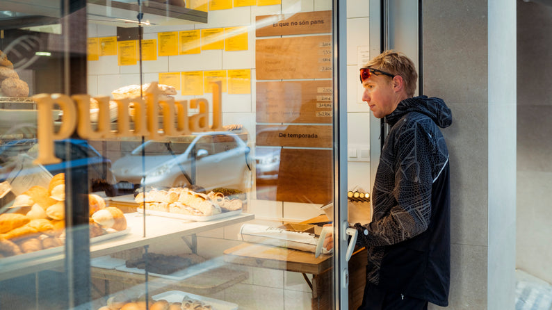 Sportler Jonas Schomburg betritt nach dem Training eine Bäckerei in Girona