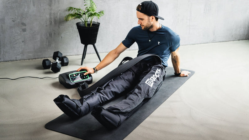 Athlet nutzt Reboots Kompressionsmassage für Beine