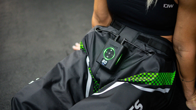 Athletin nutzt Recovery Boots mit elektronischer Steuerung zur Regeneration der Beinmuskulatur nach dem Training