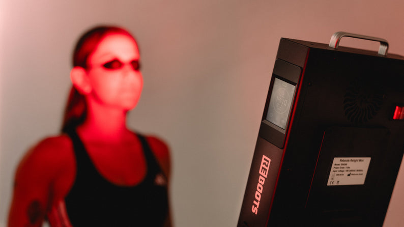 Reboots Relight Mini Rotlichtpaneel mit Display – Detailansicht während der Anwendung