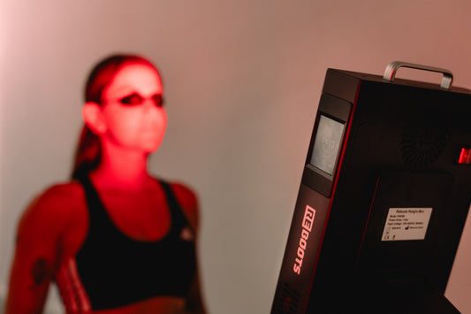 Reboots Relight Mini Rotlichtpaneel mit Display – Detailansicht während der Anwendung