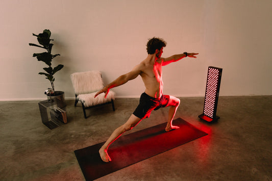 Reboots Relight Pro Standleuchte – Yoga-Übung in Kriegerstellung während der Rotlichttherapie zu Hause