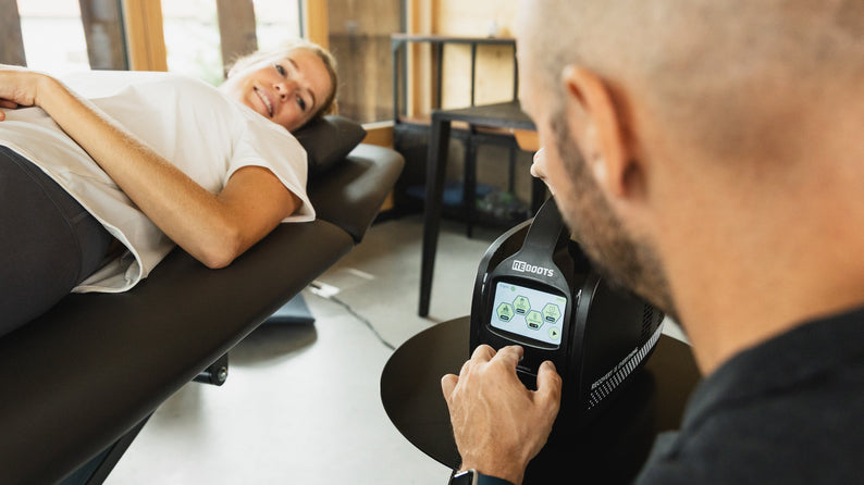 Physio nutzt Cryo Pro Gerät an einer Patientin.