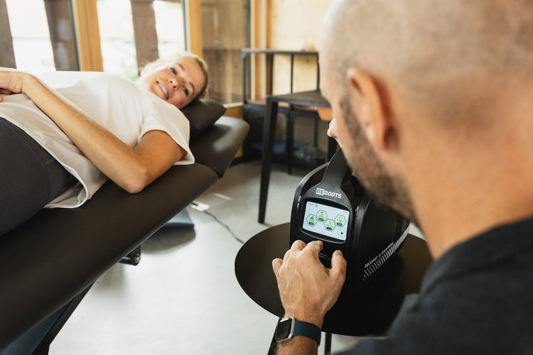 Physio nutzt Cryo Pro Gerät an einer Patientin.