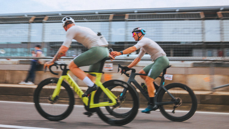 Radsportler im Reboots Fahrrad-Outfit während des Rennens – hochwertige, körpernahe Radbekleidung für Geschwindigkeit, Komfort und Stil.