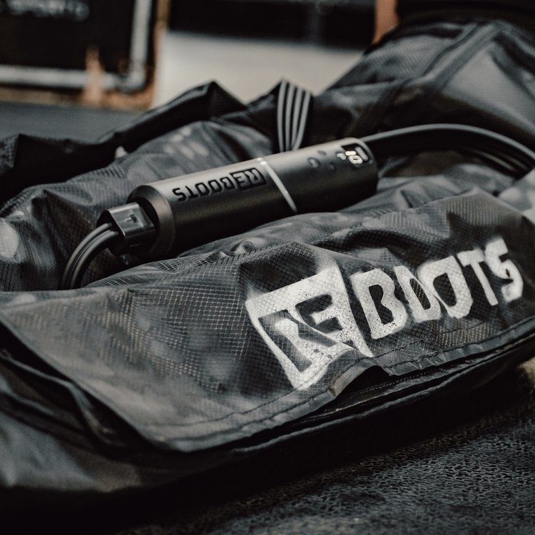 Reboots Recovery Boots im Leo Design während der Anwendung im Gym – Regeneration nach dem Training.