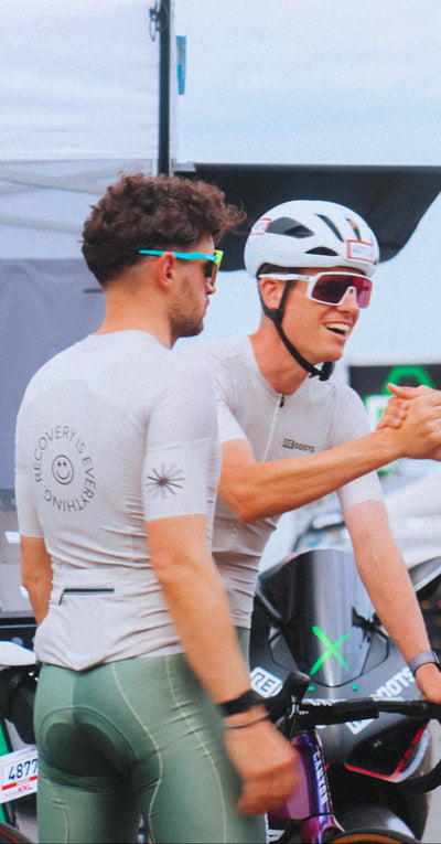 Radsportler im einheitlichen Reboots Fahrrad-Outfit – aerodynamische Radsportbekleidung für Performance, Teamspirit und Regeneration.