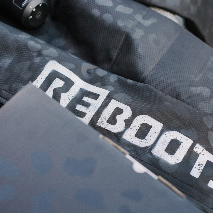 Nahaufnahme der Reboots Limited Edition Kompressionsboots im Leo Look mit Steuergerät für mobile Kompressionsmassage.